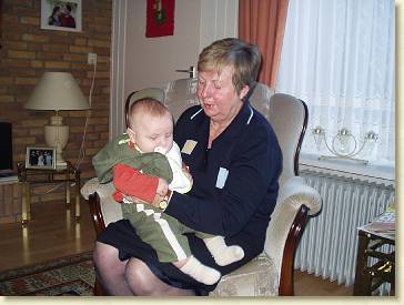 20041225-02 Thuis bij oma P op schoot